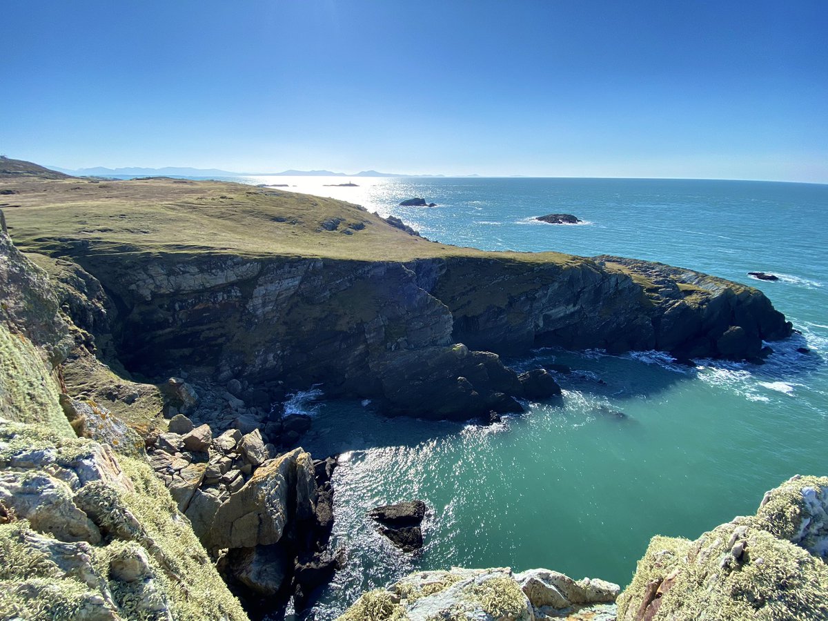 Coastal path views towards Rhoscolyn ☀️ #Rhoscolyn #Anglesey #NorthWales #Landscape #RobinsonRoams