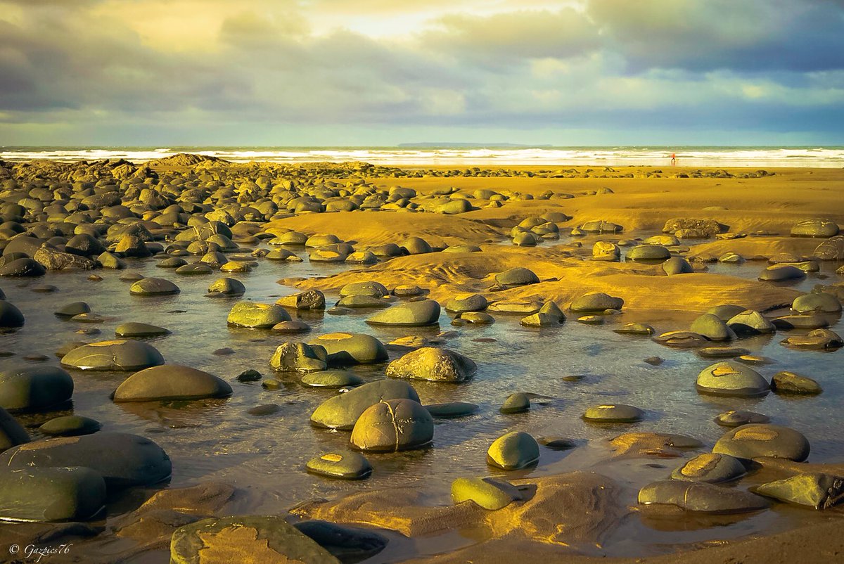 A walk on the beach … #WestwardHo! #seascape #photography #StormHour #ThePhotoHour #beaches #Devon , have a good day everyone . Take care 💕🇳🇱