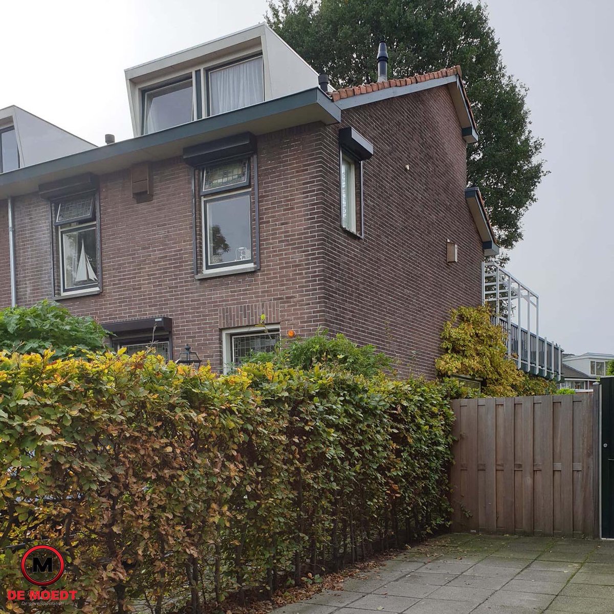DeMoedtGevels's tweet photo. We hebben deze woning in Wateringen volledig opgeknapt, de gevel is helemaal gereinigd, het voegwerk is vernieuwd en geimpregneerd! 
Een mooi project!

#demoedtgevelspecialist #demoedt #gevelspecialist #gevelreiniging #gevelrestauratie #voegwerken #stoomcleanen https://t.co/F8Zqsbzl5Z