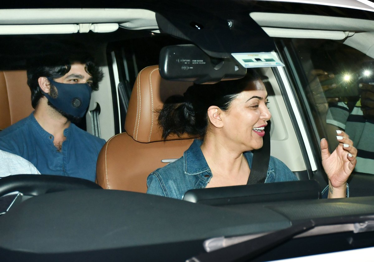 htcity's tweet photo. #InSpotted: @thesushmitasen seen with ex boyfriend #RohmanShawl, and daughter Alisah at a Mumbai clinic. This is the first public appearance of the former couple together, post their break-up earlier this year.
#SushmitaSen #Bollywood #Spotted https://t.co/Sz3NrFDux0
