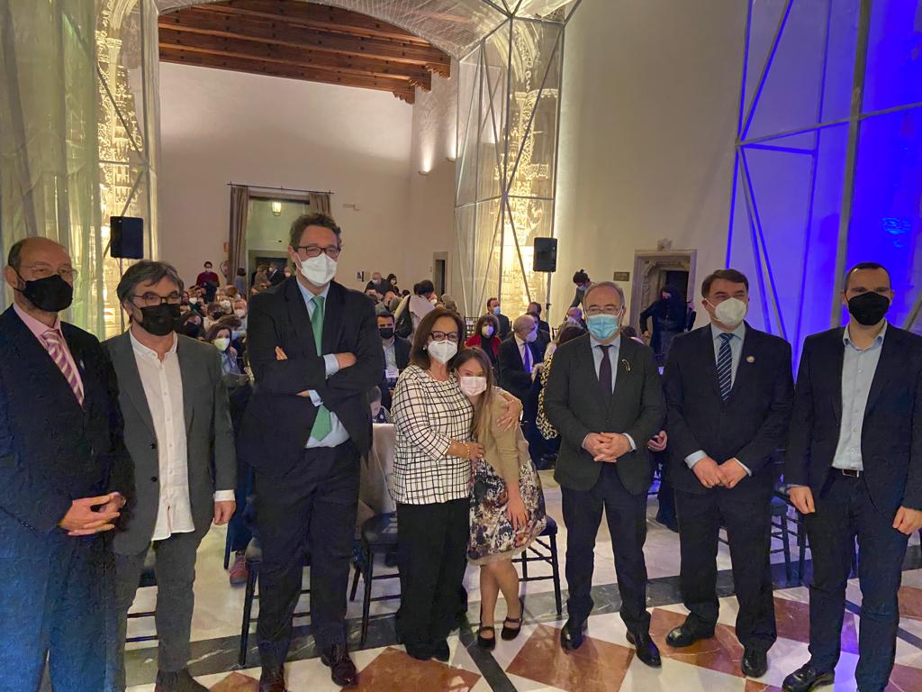 psdegsantiago's tweet photo. 👉 #DownCompostela e @downgalicia conmemoran o #DíaMundialdaSíndromedeDown premiando á Doctora Seara, Xurxo Martiño e Emetel. Parabéns!!!
🔴Ao acto asistiron o alcalde, Xosé Sánchez Bugallo, a concelleira de Políticas Sociais, @Milacastross, e o concelleiro Sindo Guinarte. https://t.co/4Bs29mbIfU