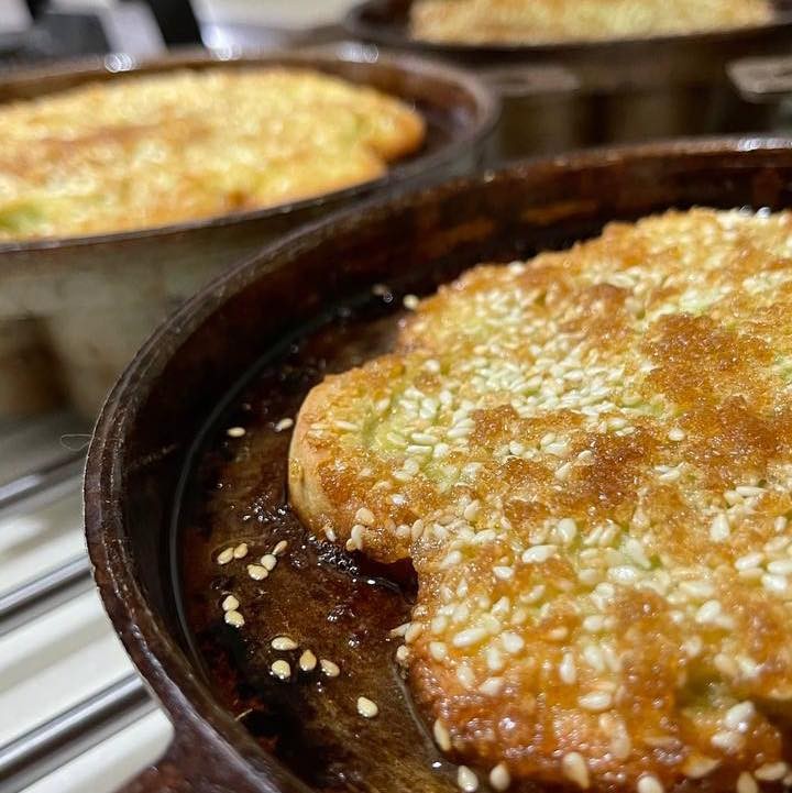 sukasucrekl's tweet photo. Kuih Bakar hasil air tangan @nadyaakob ada available everyday tau. Nak pre-order banyak pun boleh. Ada dua jenis:

💚 Kuih Bakar Classic
💚 Kuih Bakar Gula Hangus

Boleh order awal...

https://t.co/Jr6vMr70rt via https://t.co/FSNCQlUsOk https://t.co/yMtH3c2L6v