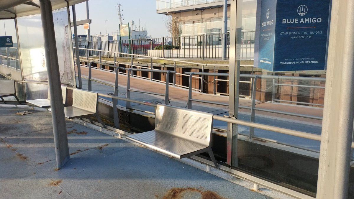 acydt's tweet photo. @waterbus bij halte ridderkerk de schans nog steeds veel glas op ponton. zou lekker zijn als er weer nieuw glas in zat. https://t.co/r5vZEdd5CF
