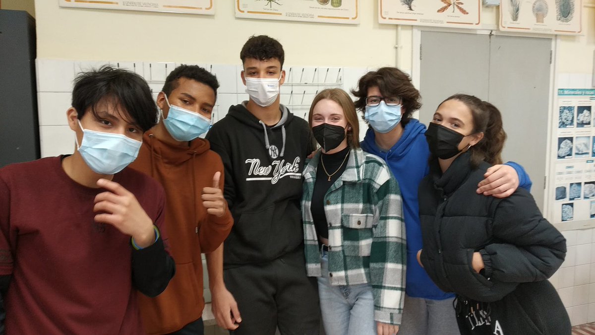 LCATMon's tweet photo. #CienciaCiudadana La Prof. Pepa Juan nos envía imágenes de la Práctica #CitizenFlyLab #MelanogasterCTF que están haciendo los estudiantes de @ies_cavanilles https://t.co/4NAeOsDare