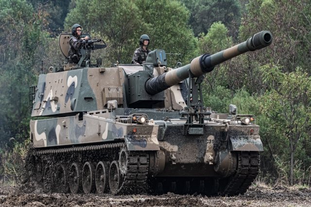 DefenseMirror's tweet photo. #UK #British #Army #Hanwha #LockheedMartin #MobileFiresPlatform::: Lockheed Joins Hanwha Team to Build New K9 Howitzer Variant for British Army https://t.co/e1Ztko4bNs https://t.co/ZwM8XmRrtZ