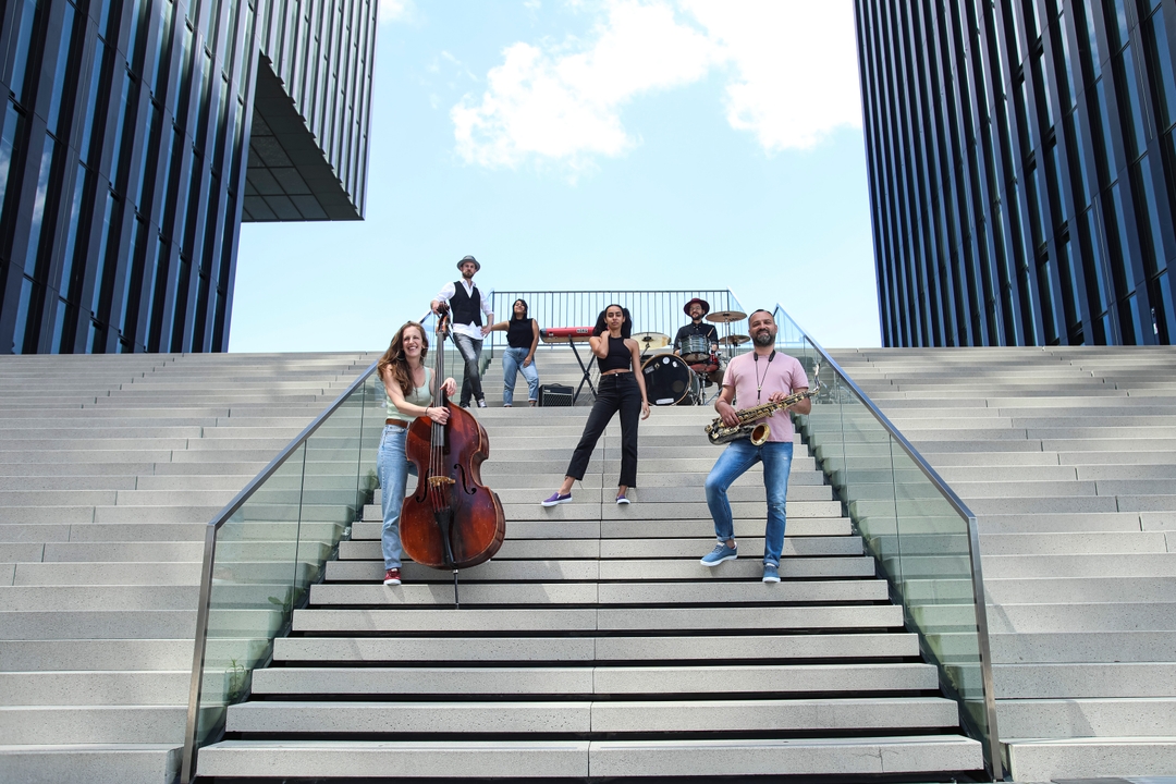 EthleticBrand's tweet photo. This is us - All about Teamplay. 
​with @imanihope__ @nikolay_kasakov_saxophonist   @danielluka_ @orniluz @hanna_vaute @merlin.zambra   
​
​Photo @maratroeger
​ 
#vegan #sustainablefashion #music #sound #welovewhatwedo #sneaker #sneakerlove #bettertogether  #plantbased https://t.co/X2JoWwaORz