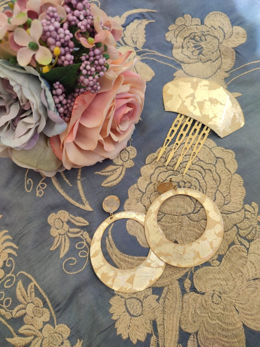 Veybel_'s tweet photo. Nos encanta la elegancia de esta combinación de colores ❤

Recuerda de tenenos un horario establecido para que puedas visitar nuestro taller y elegir tus complementos con toda comodidad 

#MantoncillosBordados #PendienteFlamenca #Peinecillo #FloresDeFlamenca #veybel_ #Artesanía https://t.co/XYmRSTwwAJ