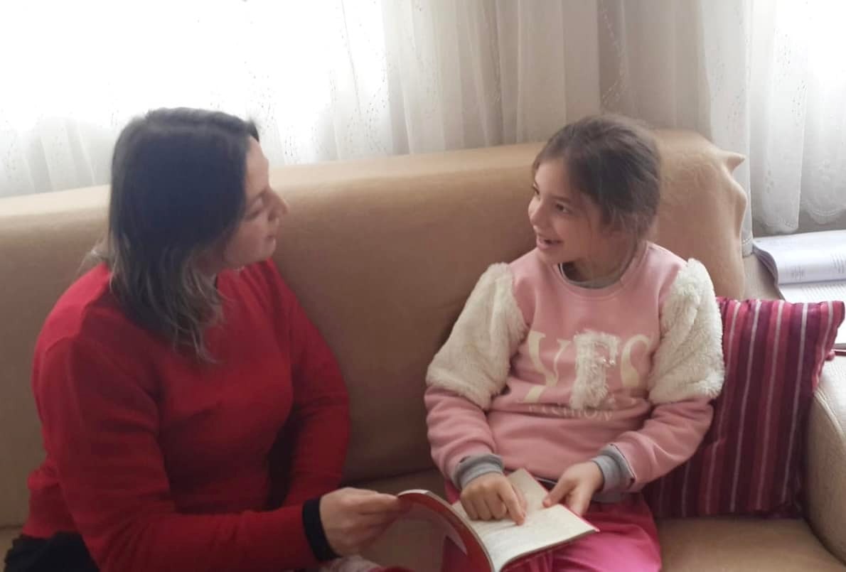 samsunmem's tweet photo. Atakum Mimar Sinan İlkokulu öğrencileri #İstersemBenDeBaşarırım projesi kapsamında dağıtılan hikâye kitaplarını büyük bir ilgiyle okuyor. Öğrencilerimiz okuma sonrası aile büyükleri ile sohbet ederek bilgi paylaşımında bulunuyor. @tcmeb @zulkifdagli @gokhanmurat1 https://t.co/LI6tKG9FHs