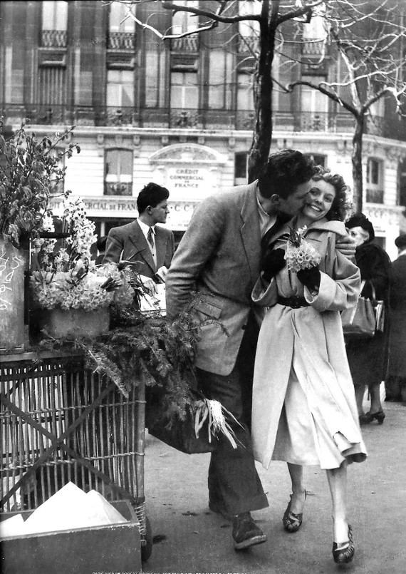 Robert Doisneau. 
Les jonquilles  1954  #Paris   #JePorteLaJonquille