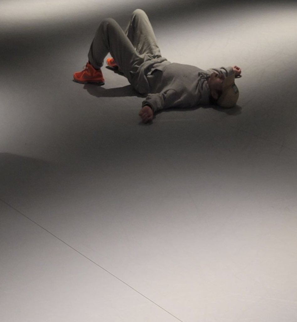 karadaiseu's tweet photo. Just jinki and his beloved floor https://t.co/tweFRJPQSR