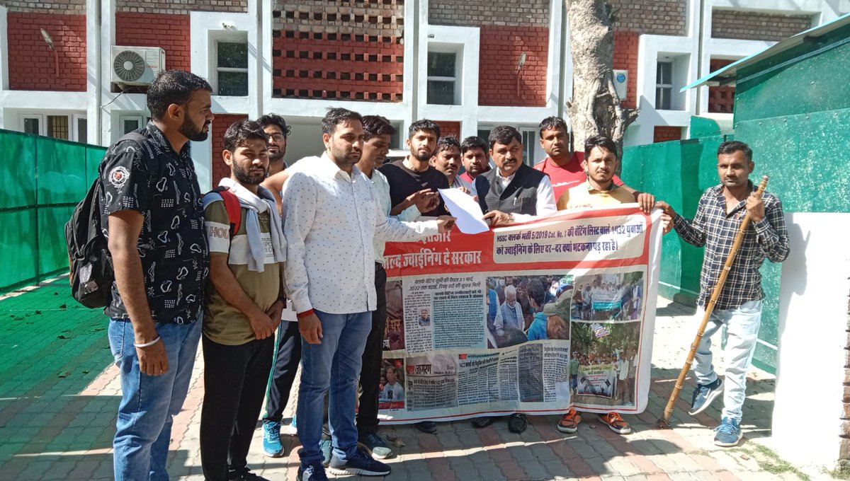 Deepak76651670's tweet photo. Ab aap hmari nhi sunn rhe ho....koi na 2024 durr nhi h....#clerkwaitingjoining5/2019
@cmohry @PMOIndia @ArvindKejriwal @Dchautala @BhupinderShooda @bhupeshwardayal 
1 saal se preshan h...lekin sb kuch yaad election time aata h???? https://t.co/TEWWeSMRDC
