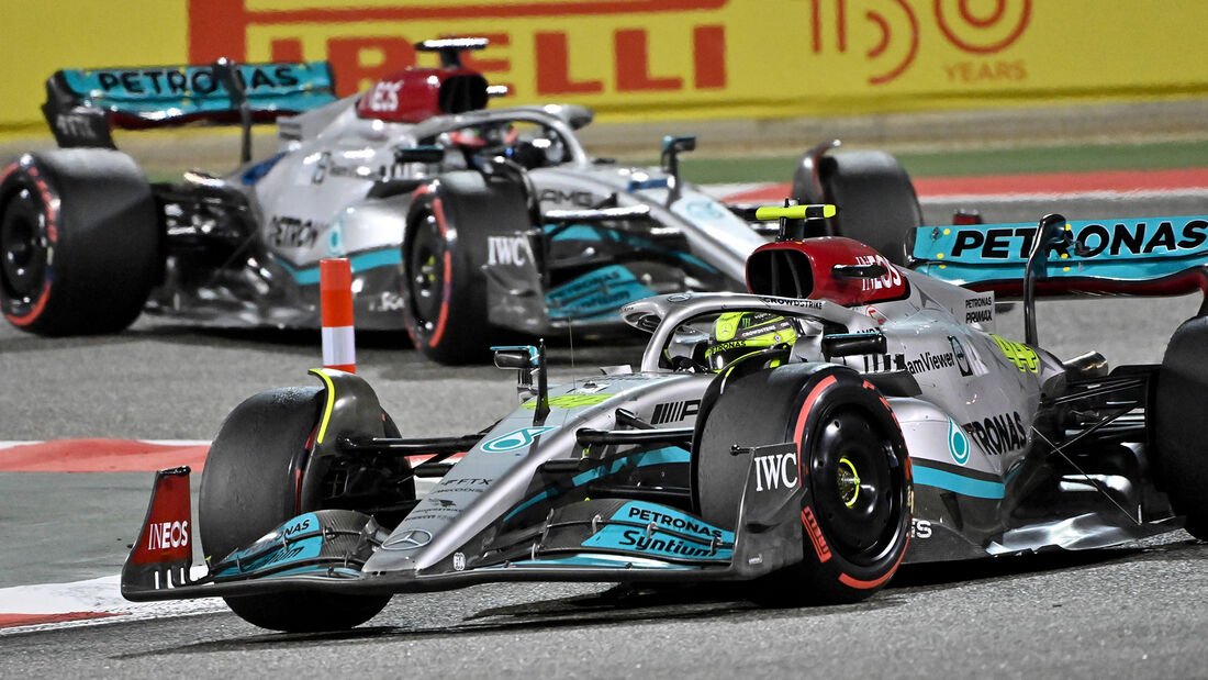 Alex_Racing1's tweet photo. Mercedes amènera ses premières importantes évolutions à Imola soit dans 1 mois 👀

D'ici là, Mercedes aura déjà une meilleure compréhension de sa W13... mais il faudra rattraper une 1/2 seconde de retard en qualif' sur Ferrari... et 0,8s en rythme de course sur la F1-75 😬

#F1 https://t.co/Nvb4vKw6yd