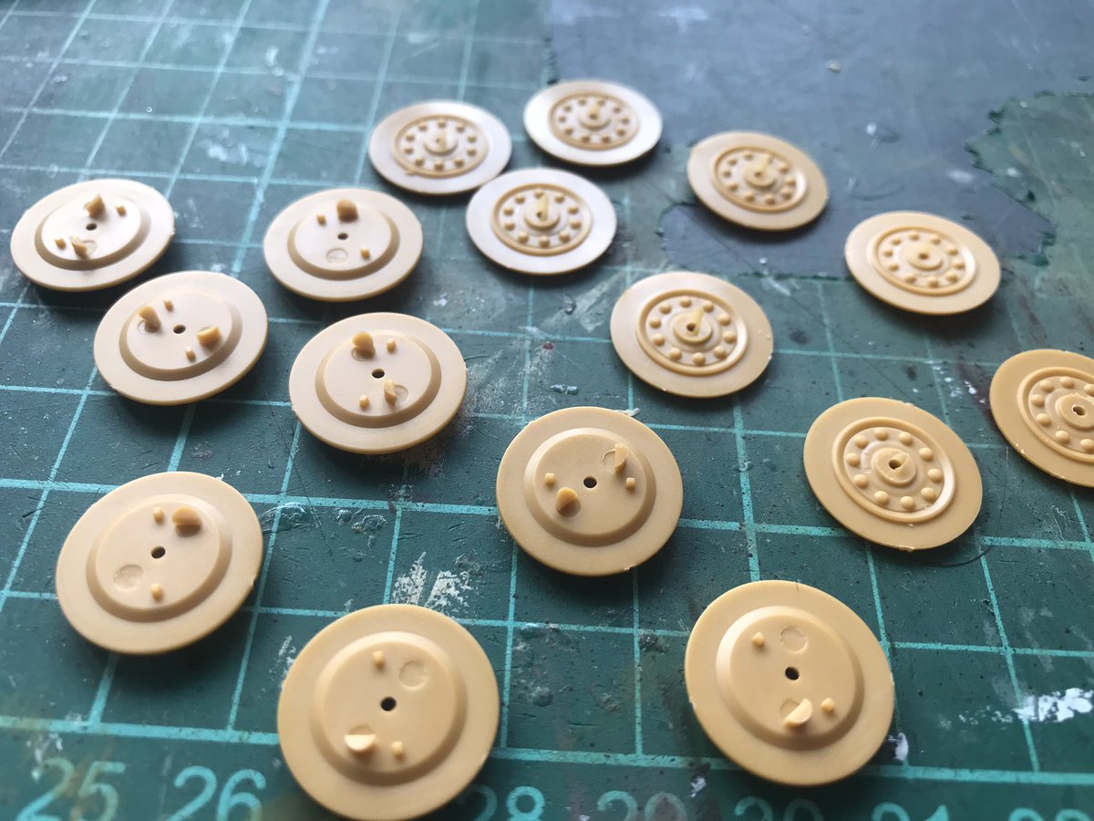 SalvoModels's tweet photo. #broncomodels Concerns from the outset. It’s only stages 1-4 but already it is clear that this is not going to be that straightforward. Not only do injection pin marks with ‘flash’ abound but instructions suggest the track system is intended to be workable; not exactly. Worrying. https://t.co/rgIfaaqIBp
