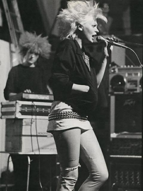 Anja Huwe of Xmal Deutschland at Hammersmith Clarendon, London, July 7, 1983

#punk #punks #punkrock #gothpunkrock #newwave #anjahuwe #xmaldeutschland #history #punkrockhistory