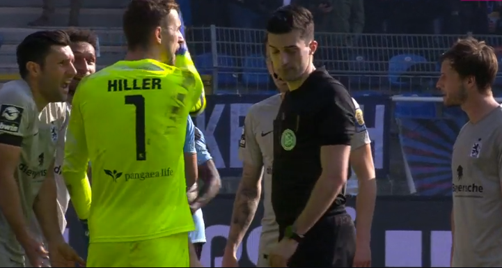 IgSchiri's tweet photo. Am Wochenende war in der @3_liga von allem was dabei. Es geht unter anderem um ein doppelt irreguläres Tor, strittige Strafraum- und Handszenen. Unsere Spieltagsanalyse: 👉 https://t.co/kr18f8NsJ7
#SVWM60 #MSVFSV #FCMSVM #FCSHFC #OSNBLN #WIETGM #TSVSCV #FWKVIK #3Liga https://t.co/5t7Q1b3c7y