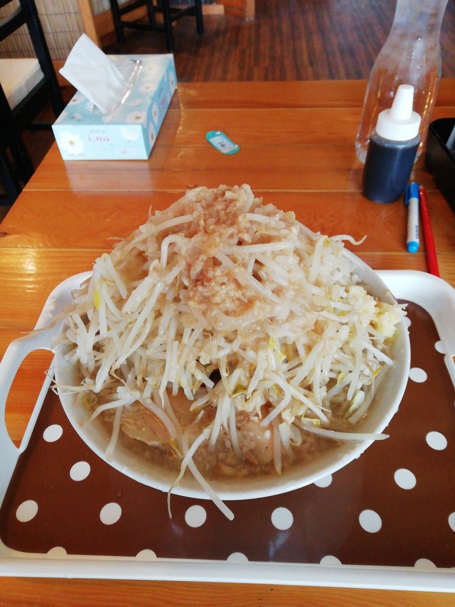 MARra_men's tweet photo. NOODLE TOKYO JAPAN 526 君津店
TOは利用したことあり『味濃いなぁ』と思っていたが、湯切りしない人用にわざと濃くしてるんだって❗深いなぁ🤔
麺硬ゼンマシを注文。天地返しで溢す人用に、トレーに乗ってサーブ。からめは卓上の追いだれで微調整可。
やっぱり店舗で食べた方が旨い❗��
ごちそう様😁 https://t.co/ny1iaCbcGf