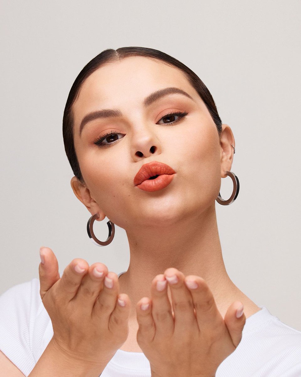 Blow me a kiss back😘