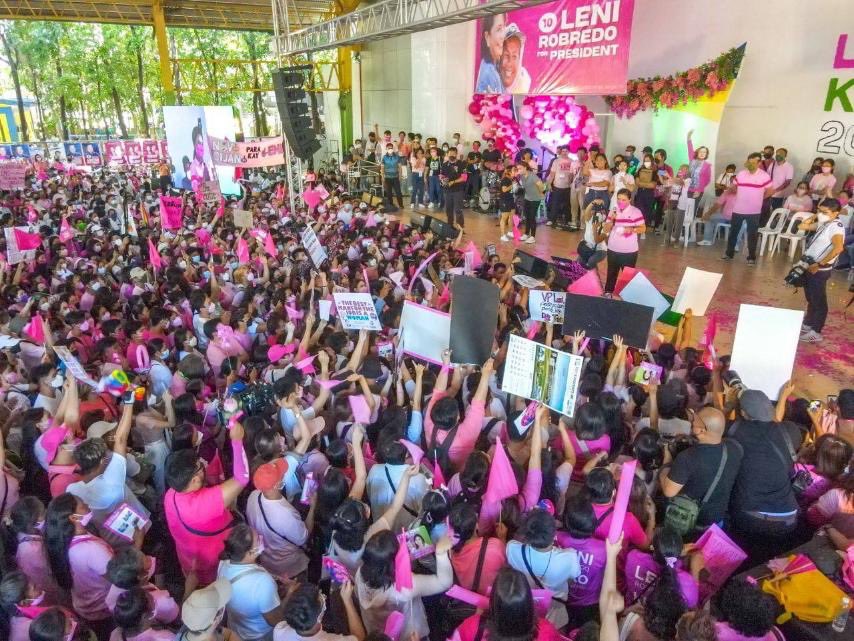 newswatchplusph's tweet photo. @anjocalimario The “mini rally” crowd this morning who welcomed Vice President Leni Robredo and Senator Kiko Pangilinan in San Jose City, Nueva Ecija. #TheFilipinoVotes | @anjocalimario

📸 Team Kiko/Jimmy Dasal https://t.co/DQ1fel3PJ2