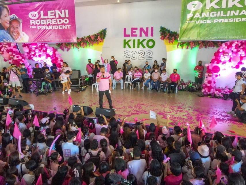 newswatchplusph's tweet photo. @anjocalimario The “mini rally” crowd this morning who welcomed Vice President Leni Robredo and Senator Kiko Pangilinan in San Jose City, Nueva Ecija. #TheFilipinoVotes | @anjocalimario

📸 Team Kiko/Jimmy Dasal https://t.co/DQ1fel3PJ2