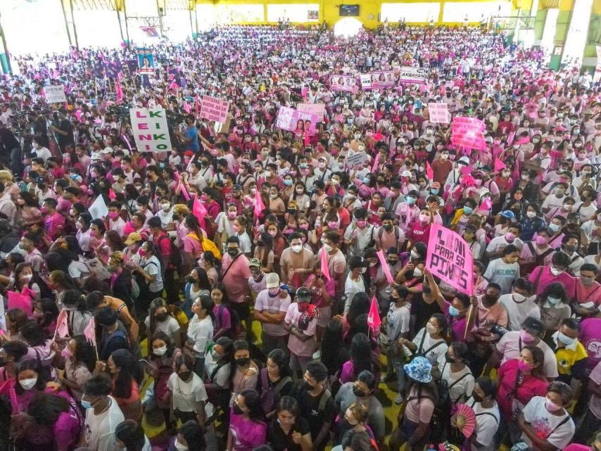 newswatchplusph's tweet photo. @anjocalimario The “mini rally” crowd this morning who welcomed Vice President Leni Robredo and Senator Kiko Pangilinan in San Jose City, Nueva Ecija. #TheFilipinoVotes | @anjocalimario

📸 Team Kiko/Jimmy Dasal https://t.co/DQ1fel3PJ2
