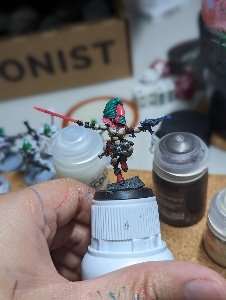 DSAM114's tweet photo. I have picked up a new and meticulous hobby for no reason. #miniaturepainting #WH40K #eldar #howlingbanshee https://t.co/LJxBagX2NF