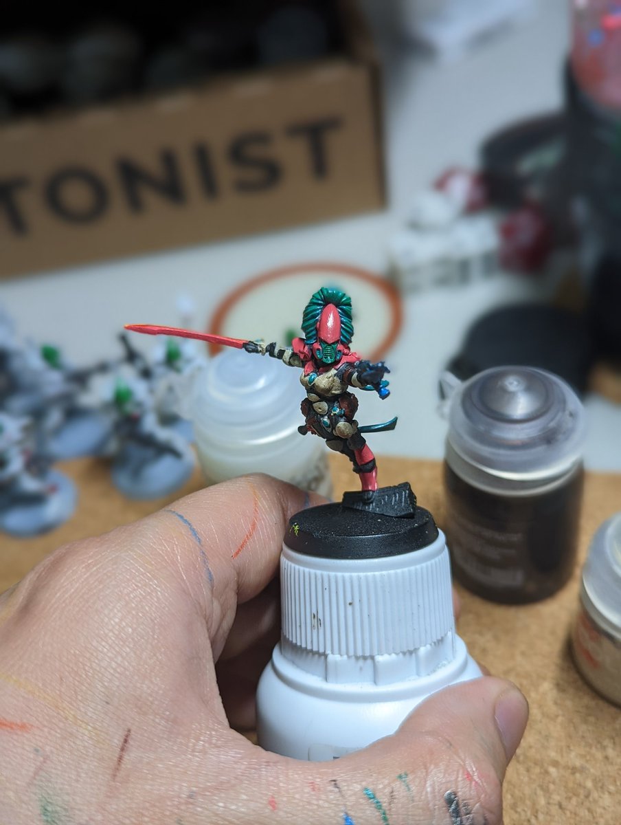 DSAM114's tweet photo. I have picked up a new and meticulous hobby for no reason. #miniaturepainting #WH40K #eldar #howlingbanshee https://t.co/LJxBagX2NF