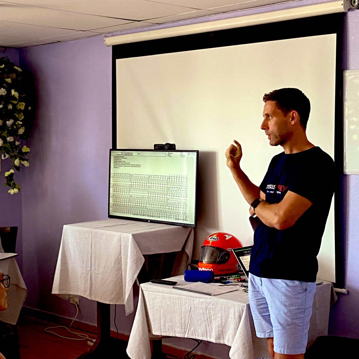 Cardiac arrest case discussion underway - with <a href="/HawkmoonHEMS/">Brian Burns</a> advocating for the role of nursing team leaders to run the algorithm (find out more on this from the legend <a href="/ashleyliebig/">ashley liebig</a> here: m.youtube.com/watch?v=yNN0Fh…) #CardiacArrest #CriticalCare #Resuscitology10 #Resuscitology