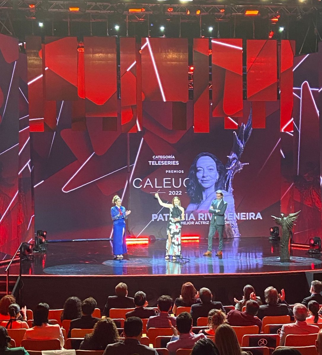 PremiosCaleuche's tweet photo. Un personaje que logró popularidad internacional y que emocionó al público con una interpretación valiente y reveladora. La gran Patricia Rivadeneira (@patyrivadeneira) es la ganadora en la categoría Mejor Actriz de Soporte Teleseries en los #PremiosCaleuche2022 https://t.co/x1ea24hZ1D