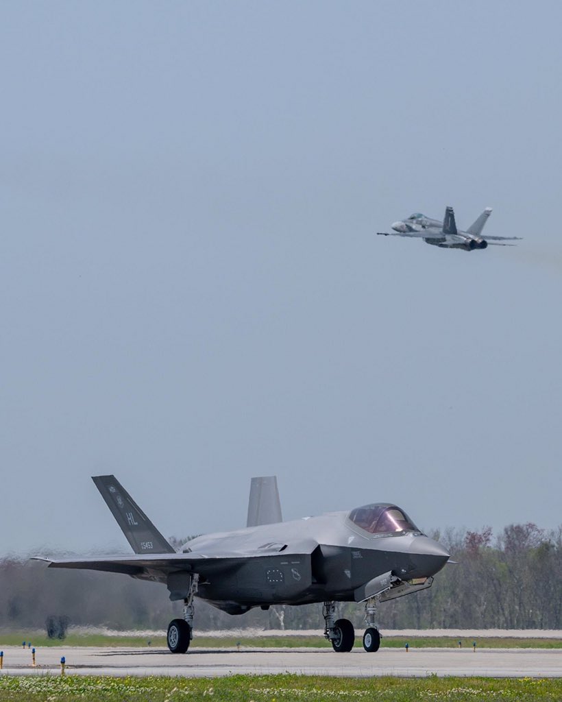 WOFighter_Jets's tweet photo. F-35 &amp; F-18 🧡

#airforce #f35 #f18 #fighter #aircraft #military #photography #aviation #usaf #raf #uk #england #usa #usaf #america #russia #ukraine #viral #new https://t.co/I4pZ8KMhHW