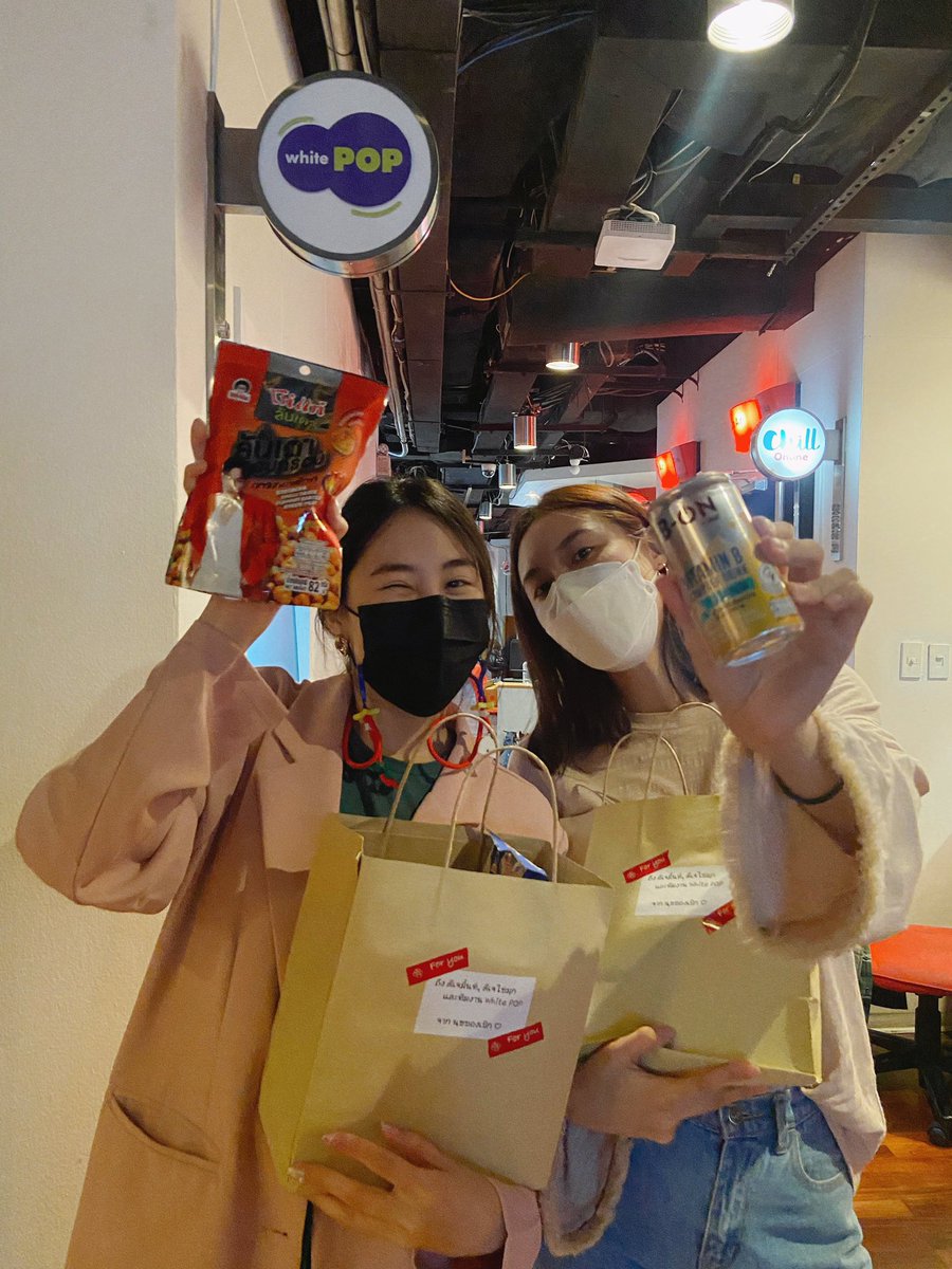 mintnooo's tweet photo. กำลังใจของดีเจตัวเล็กๆ at WhitePOP station ขอบคุณนุชทุกคนเลยค้าบ💕💕

#นุชของเป๊ก
#PeckPalit
#PeckPalitChoke
#WhitePOP https://t.co/WBqKuZZLhR