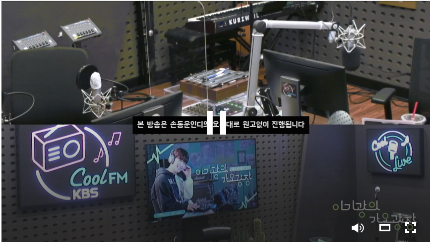 peachseobbie's tweet photo. Gk: Okay. our time is now over, we'll listen to a song.
Highlight: THAT's IT?? we're done??
then they left all together 😂

(the panic in dj's voice ahahhaha)
#하이라이트 #Highlight https://t.co/qfwXKAqJBs
