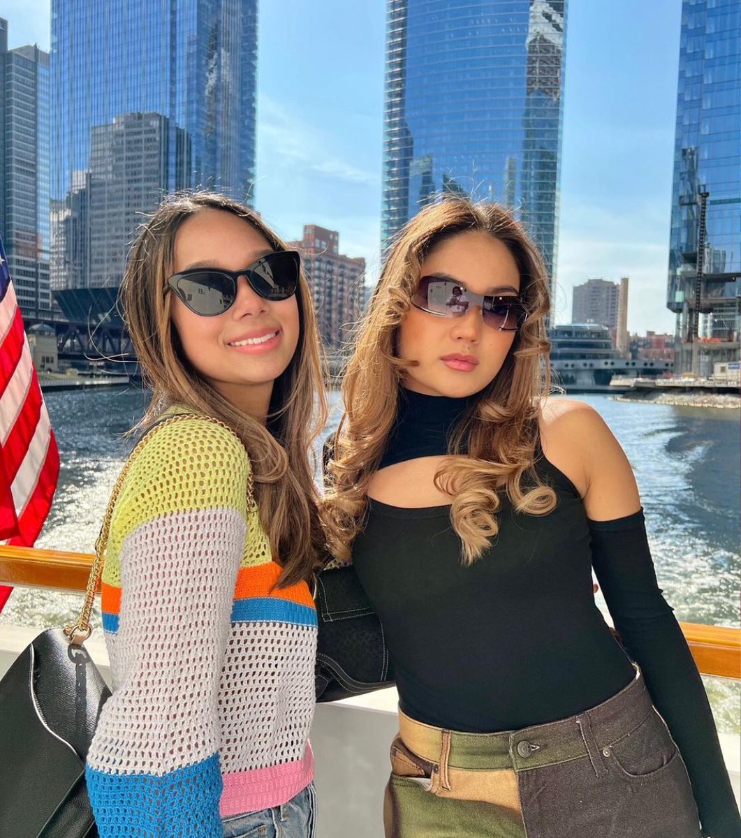 JEORELLOVE's tweet photo. just two pretty gals chilling in Chicago https://t.co/WO1kYo6rWQ