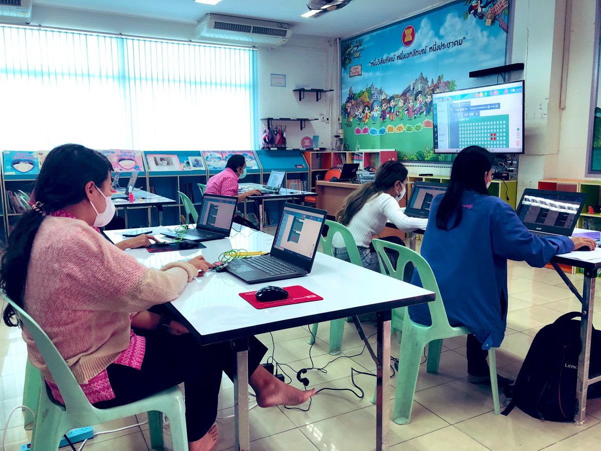 klaikong's tweet photo. อบรม #coding โรงเรียนเทศบาลด่านสำโรง วันที่สอง วันนี้คุณครูเรียนเขียนโค้ดให้บอร์ด #kidbright แสดงผลผลแบบ random ทำเป็นเกมเป่ายิ้งฉุบ https://t.co/wAhmp2aHW0