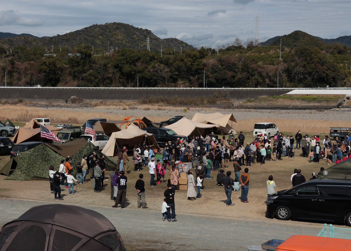 usjm_style's tweet photo. 300人規模の大規模グルキャン。
擬装網(バラキューダネット)で、完璧に擬装した。

こんな幕が存在していたことさえ誰も気づいていないだろう。

#VCMT #軍幕 #キャンプ #グループキャンプ https://t.co/0s8jJJPpnZ