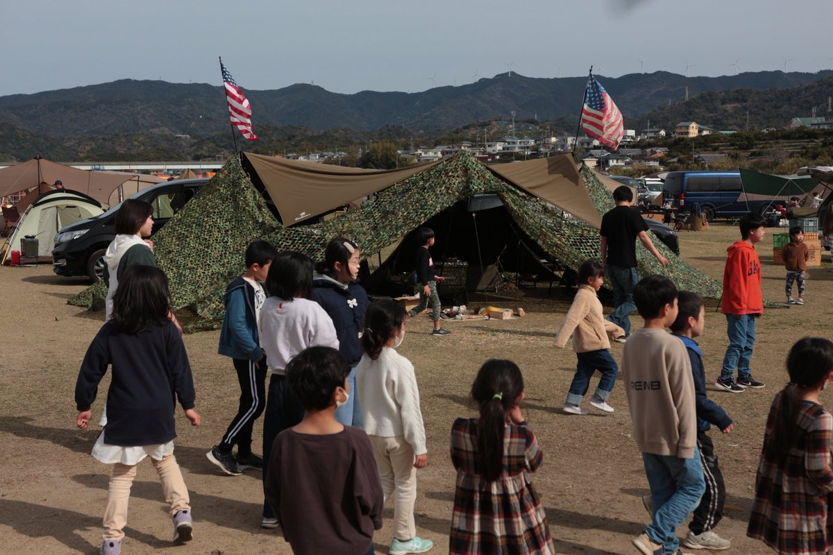 usjm_style's tweet photo. 300人規模の大規模グルキャン。
擬装網(バラキューダネット)で、完璧に擬装した。

こんな幕が存在していたことさえ誰も気づいていないだろう。

#VCMT #軍幕 #キャンプ #グループキャンプ https://t.co/0s8jJJPpnZ