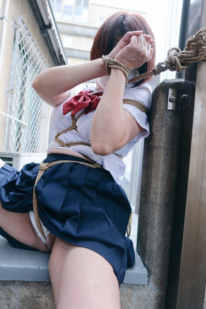 股縄　制服  / X