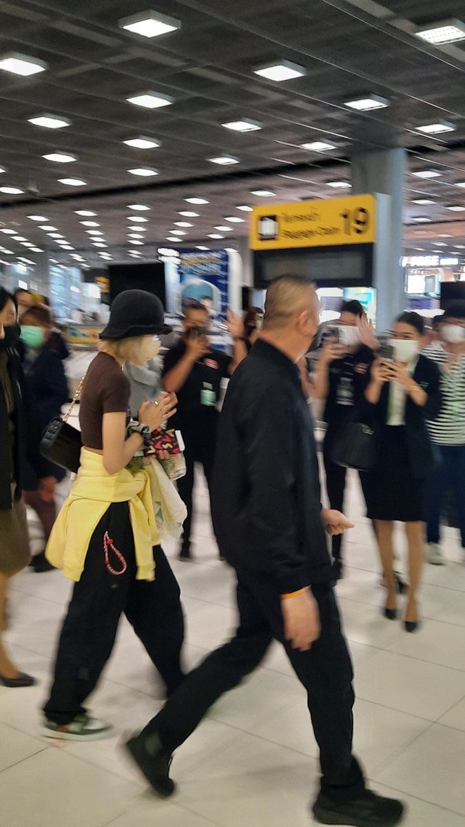 ForeverBP3's tweet photo. ตื่นตันใจที่สุด ลูกสาวได้กลับบ้านแล้ว 🤧🤧

WELCOME HOME LILI  
#มีนาแล้วมีลิซ่าด้วย https://t.co/b6kO5IjiOh