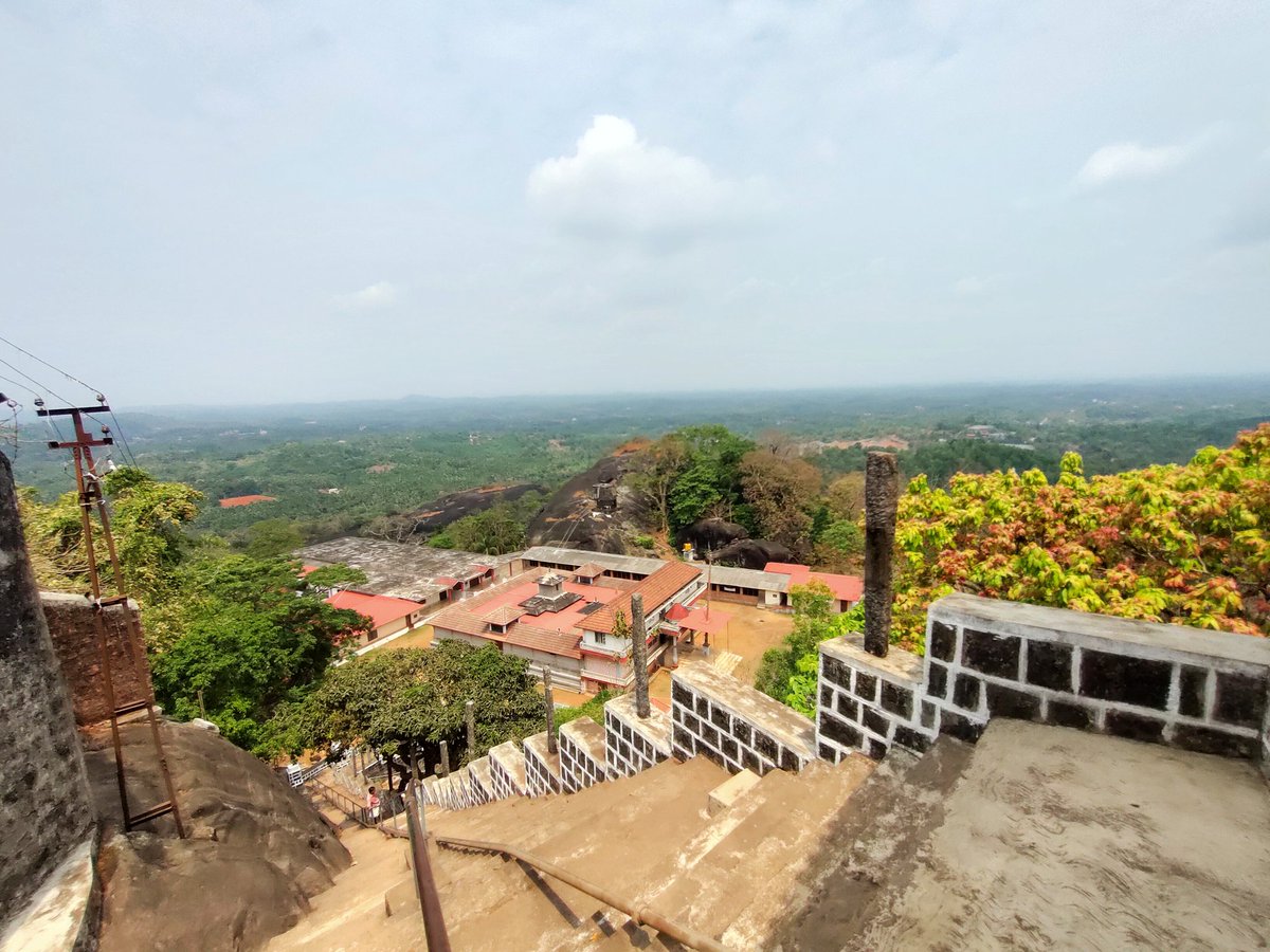 AshaC629's tweet photo. 🌸ಕಾರಿಂಜೇಶ್ವರ ದೇವಸ್ಥಾನ🌸
#Karinjeshwaratemple
#Shivatemple
#Mangalore https://t.co/0feKL9oDX7