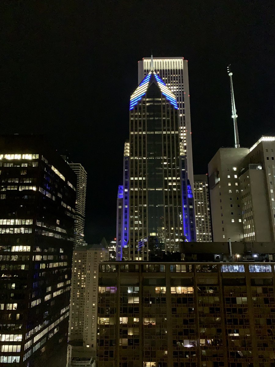 aveedibya's tweet photo. Ukranian colors on #Chicago loop’s Aon Center 🇺🇦 https://t.co/PWVVYkL1Oz
