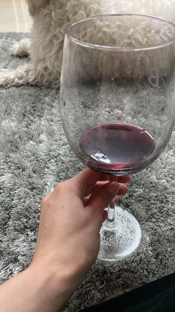 prilegaspi's tweet photo. Se me olvidaba lo rico que es tomar vino, y en lunes más https://t.co/789vwvnZS0
