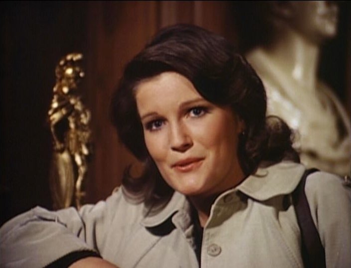 ye_days's tweet photo. Who were they fooling? I can stretch my imagination that this brash beauty captained a starship, but married to the ruffled slob Columbo? That’s a bridge too far… #KateMulgrew #StarTrekVoyager #MrsColumbo https://t.co/5SRkxtrTCd