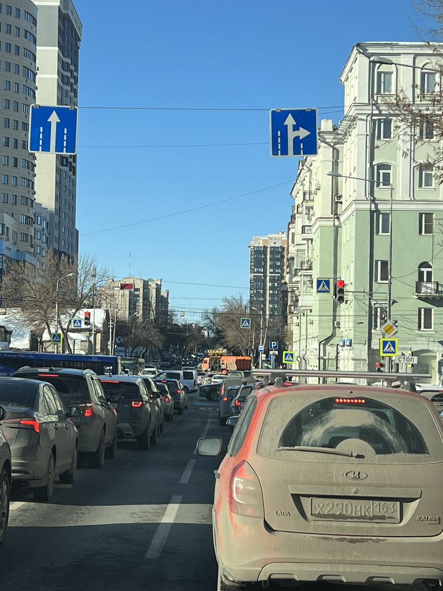RuSweeta's tweet photo. 8-9 утра! Час пик🤦🏼‍♀️ другого времени конечно нет для этого? @DepGorHozSamara @SODEDDS @SamMobilePriem для чего пробку устраивать, которая и без этого тут каждое утро? https://t.co/RGhe9LuakN