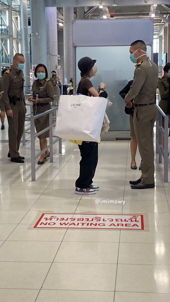 imimswy's tweet photo. ดูดิ ตัวเล็กนิดเดียวเอง แล้วสะพายถุง Celine ใหญ่มากกกก 

WELCOME HOME LILI
#มีนาแล้วมีลิซ่าด้วย https://t.co/gpSQ2OkkpX