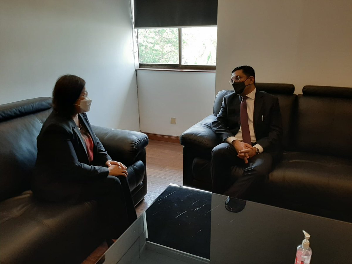 Hon. Ali Sabry, <a href="/MOJSriLanka/">Ministry of Justice Sri Lanka</a> welcomed my visit (21/03). We had a warm discussion in the effort of enhancing #BilateralRelations, including in promoting people to people understanding. We plan to organize some activities in the future.

#IniDiplomasi #IDLK70Years #AliSabry