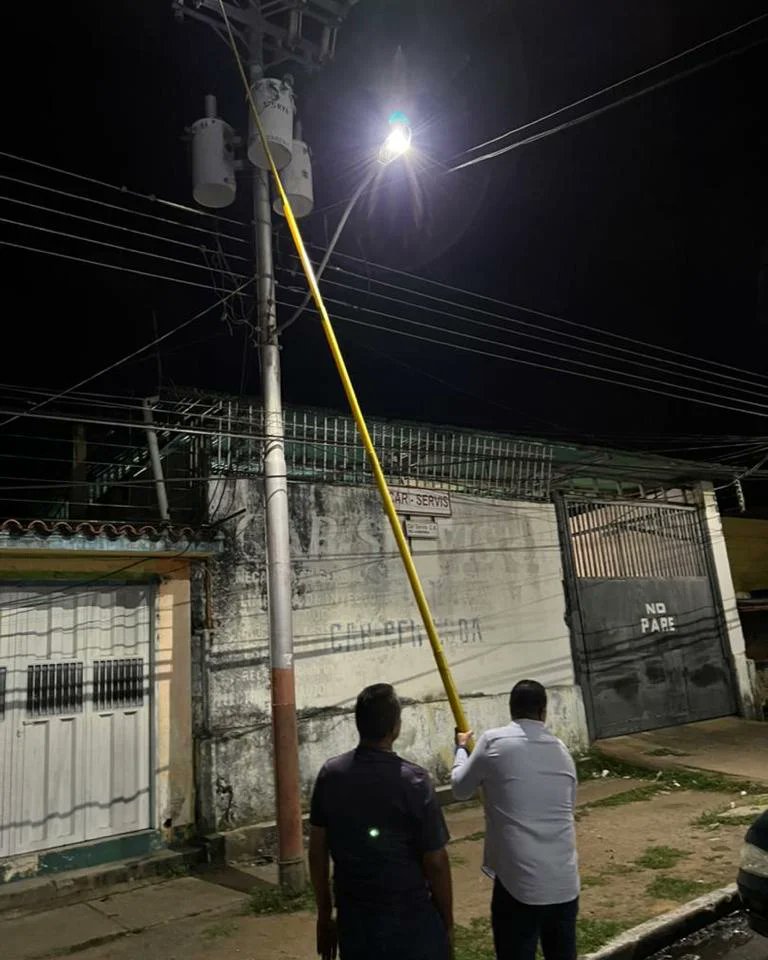 jesusriosanaco's tweet photo. #21Mar| Junto a mi equipo de Servicios Generales de la Alcaldía Bolivariana del Municipio Anaco y Copoelec, dimos respuesta inmediatamente a los habitantes y comerciantes de la Av. Portuguesa, e instalamos un Transformador de 37.5 kva regresando así el Servicio 220v en la zona. https://t.co/z1v5ZrnBFB