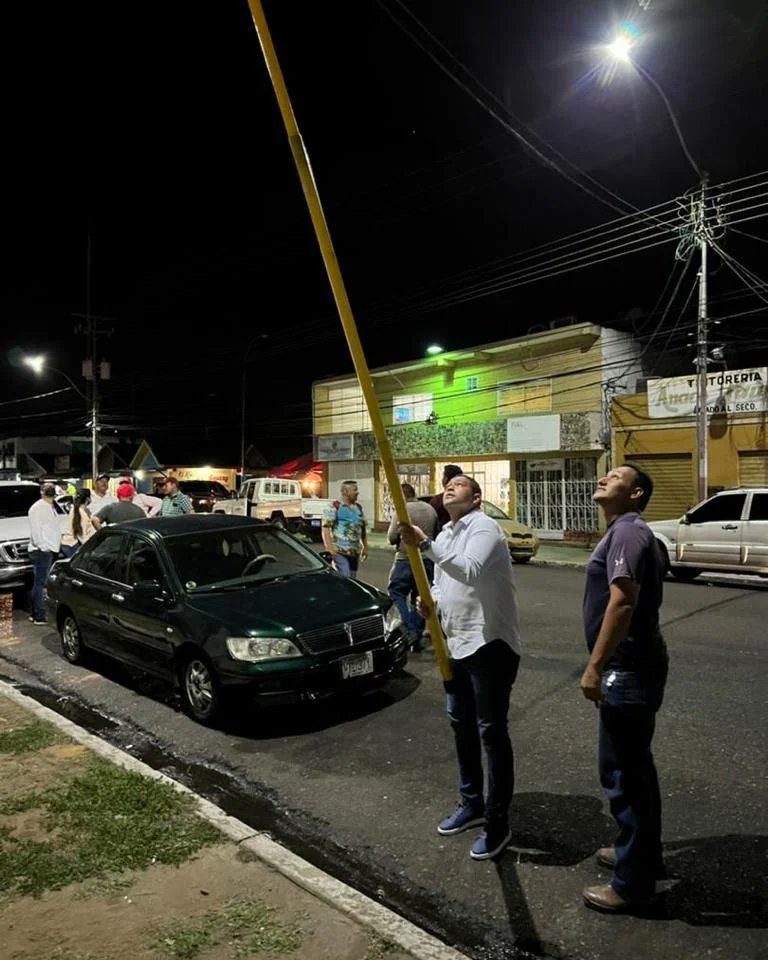 jesusriosanaco's tweet photo. #21Mar| Junto a mi equipo de Servicios Generales de la Alcaldía Bolivariana del Municipio Anaco y Copoelec, dimos respuesta inmediatamente a los habitantes y comerciantes de la Av. Portuguesa, e instalamos un Transformador de 37.5 kva regresando así el Servicio 220v en la zona. https://t.co/z1v5ZrnBFB