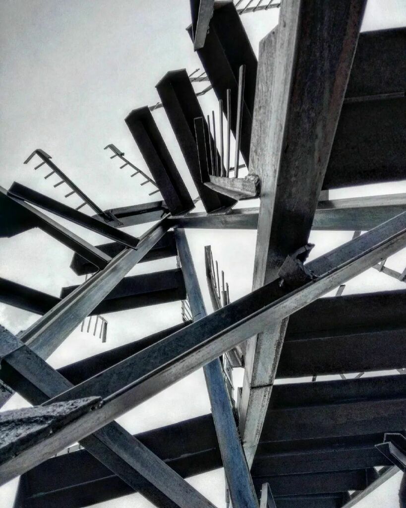 BroosDennill's tweet photo. Stairs or sculpture?
.
.
.
#jakemichaelsinger #art #sculpture https://t.co/4MrKkhsUTM https://t.co/m7LwNEAesn