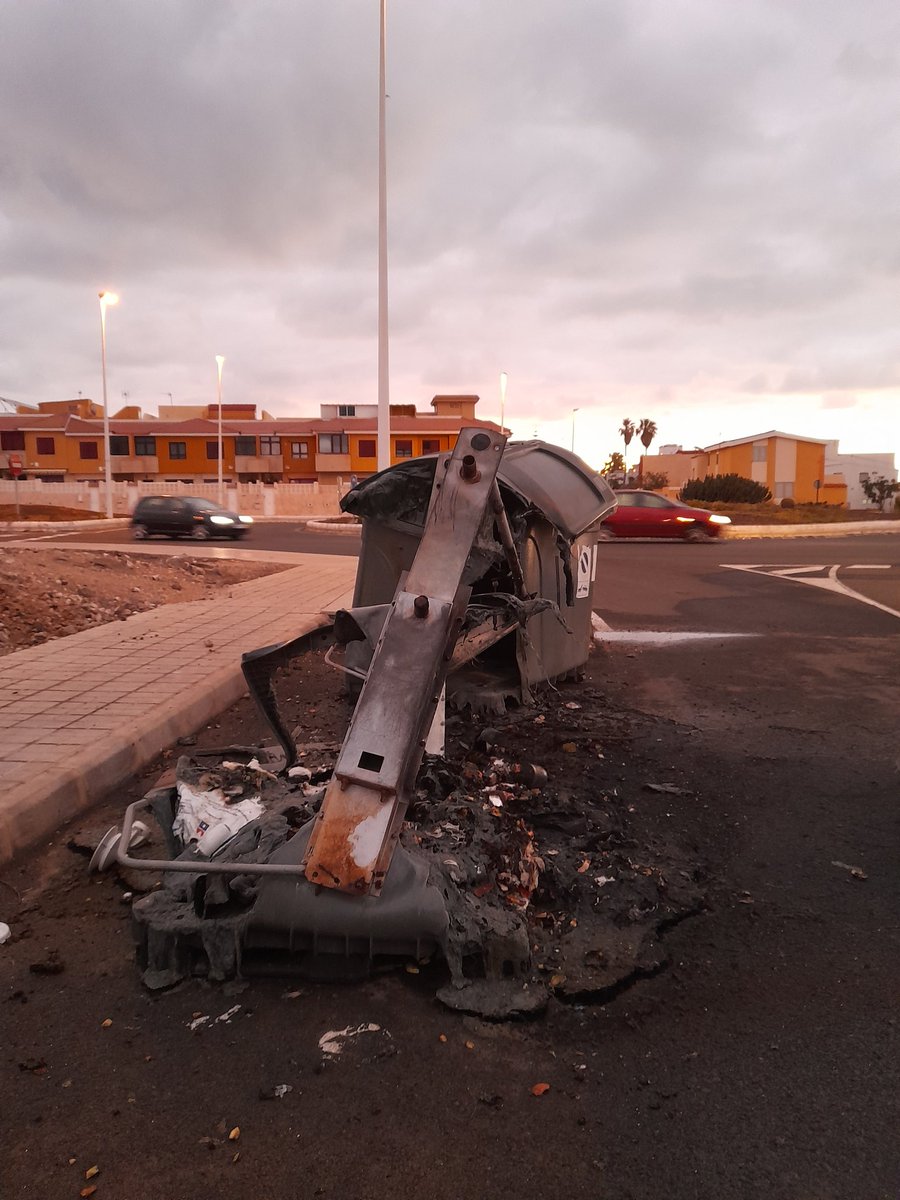 alvarocale's tweet photo. Lamentable 2 contenedores quemados la pasada noche en La Garita #Telde
El fuego empezó sobre las 23h, rápidamente llegó la Policía Local y un camión de bomberos tras aviso de vecinos. https://t.co/lIDkh62yPt