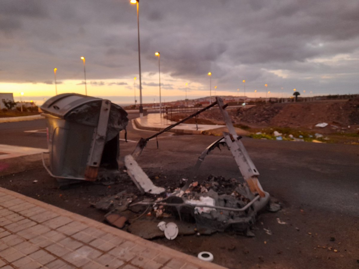 alvarocale's tweet photo. Lamentable 2 contenedores quemados la pasada noche en La Garita #Telde
El fuego empezó sobre las 23h, rápidamente llegó la Policía Local y un camión de bomberos tras aviso de vecinos. https://t.co/lIDkh62yPt