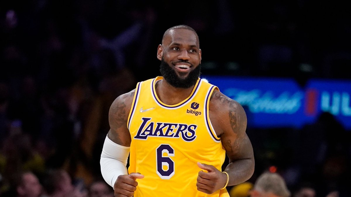 RoundTheRim's tweet photo. LeBron James now leads the NBA in PPG with 30.0… 🤯 Is this your G.O.A.T.? https://t.co/rV7vS9MLSO